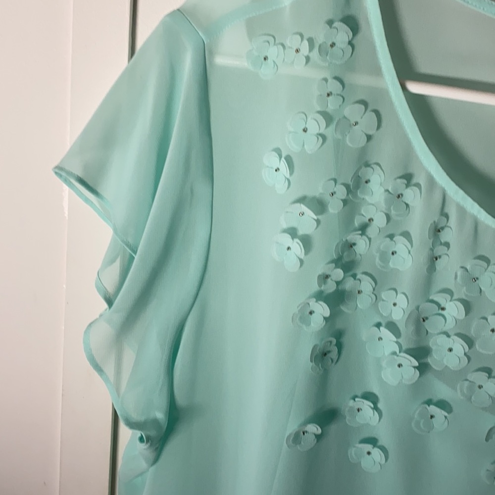 NWOT Liz Claiborne Sheer blouse with flower detail - Picture 4 of 11